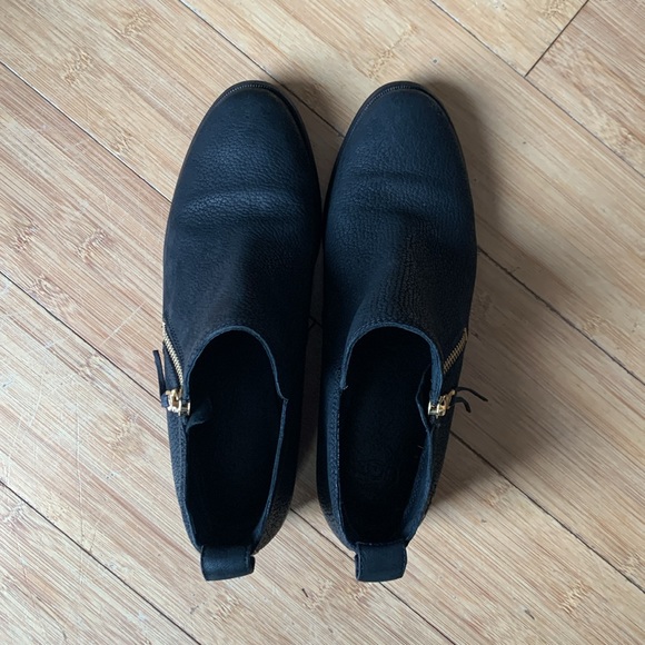 Black UGG 7.5 - Picture 8 of 8